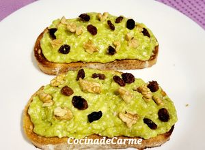 Una foto de Tostas con aguacate y requesón para el desayuno