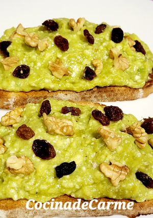 Una foto de Tostas con aguacate y requesón para el desayuno
