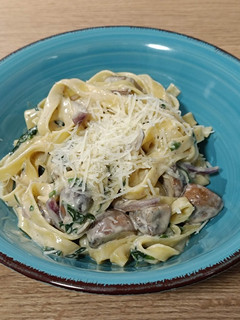 Una foto de Tagliatelle con champiñones y espinacas en falsa bechamel