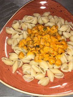 Una foto de Pasta con cerdo en salsa