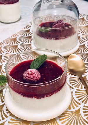 Une photo de Panna cotta au coulis de framboise