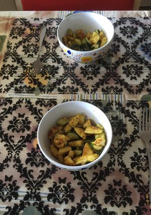 A picture of Curry chicken breasts with zucchini/courgette.