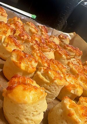 Hűtőben kelesztett sajtos-tejfölös pogácsa recept fotója
