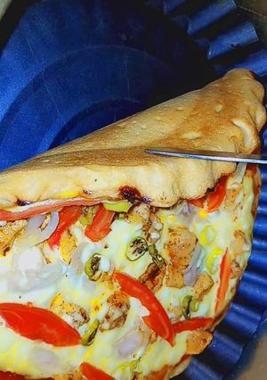 A picture of Anday wala pizza.