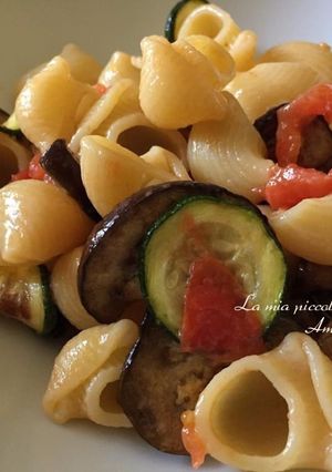 Foto di Pipe con verdure grigliate, pomodorini e mozzarella