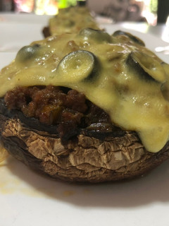 Una foto de Portobello relleno de carne molida