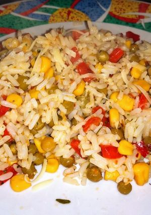 Una foto de Arroz salteado con choclo, arvejas y morrón