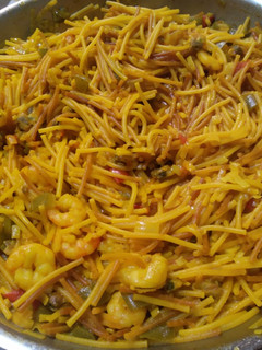 Una foto de Fideuá rápida de berberechos y gambas