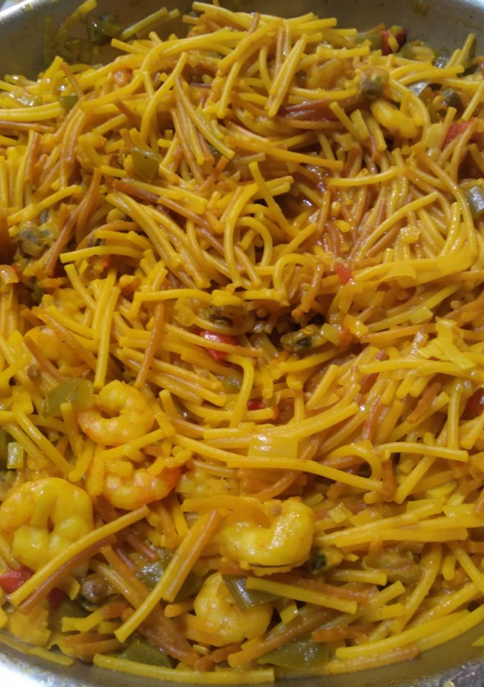 Una foto de Fideuá rápida de berberechos y gambas