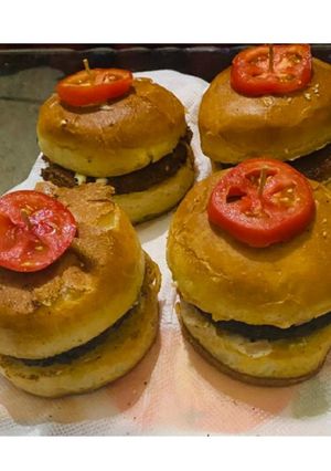 Ghar mein bane healthy and tasty burgers रेसिपी मुख्य फोटो