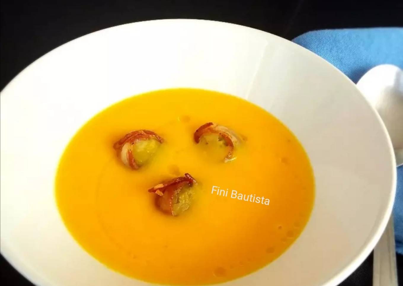 Crema de zanahoria con coles de Bruselas y panceta