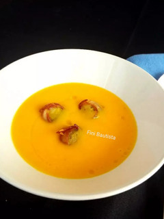 Una foto de Crema de zanahoria con coles de Bruselas y panceta