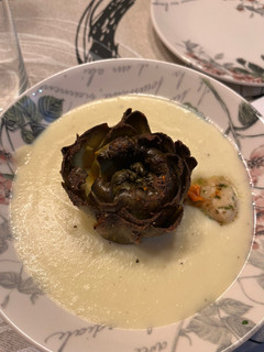 Una foto de Puré de patatas con alcachofa y viera