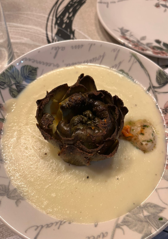 Una foto de Puré de patatas con alcachofa y viera