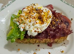 Foto principal de Tostada de Cecina con burrata