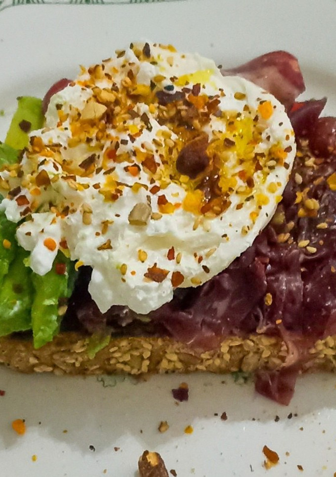 Una foto de Tostada de Cecina con burrata