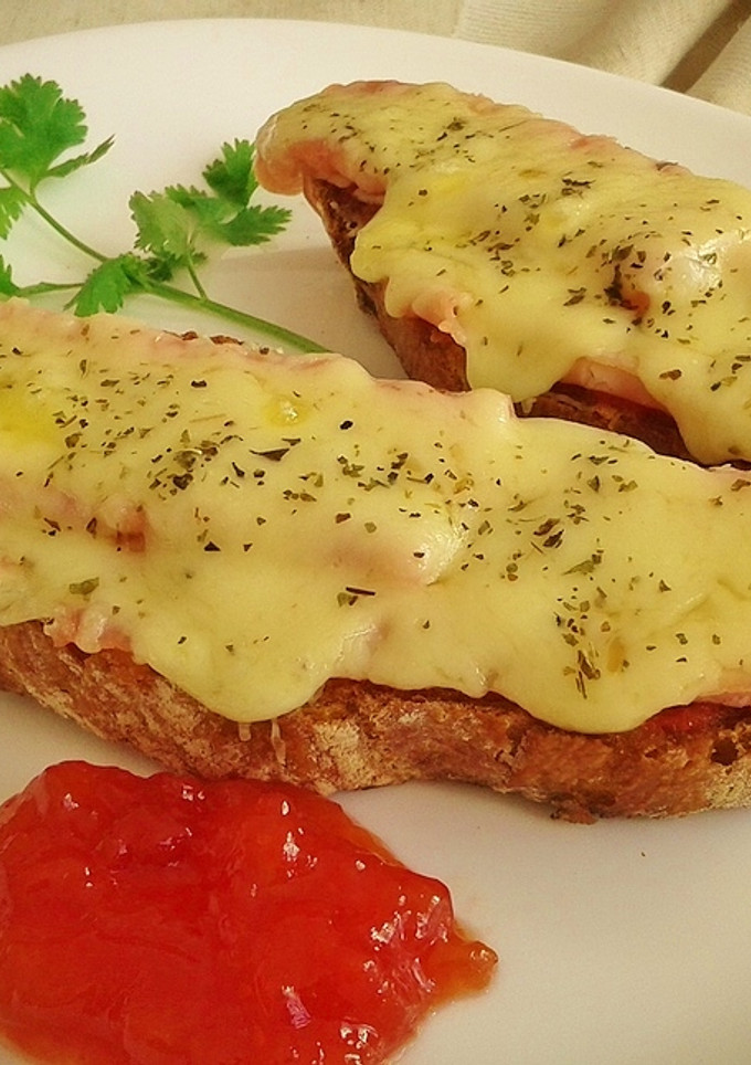 Una foto de Tostadas de jamón york y queso fundido