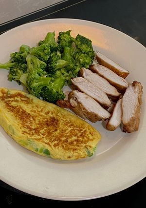 Foto resep Healhty Lunch; Omelet, Brokoli, Chicken breast
