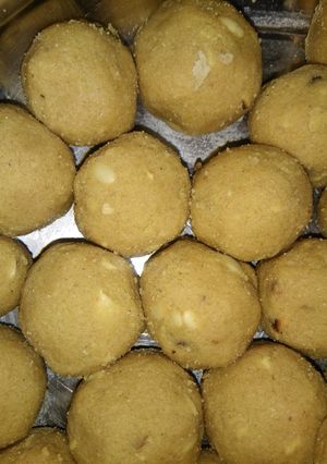 A picture of Moong ke ladoos.