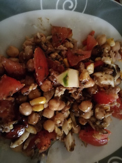 Una foto de Ensalada de garbanzos con salsa rica