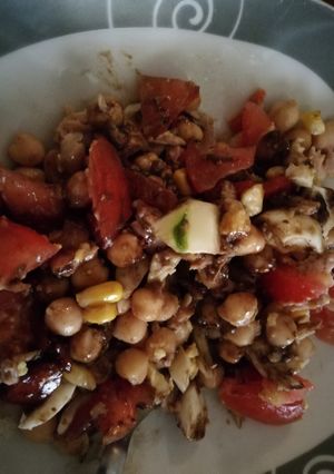 Una foto de Ensalada de garbanzos con salsa rica