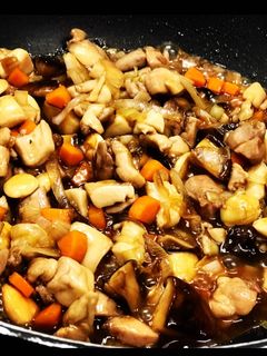 Una foto de Pollo con almendras y seta shitake 🍜🍜🍜🥢🥢🥢