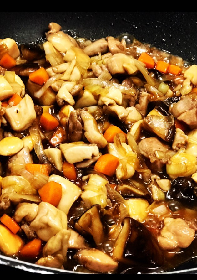 Una foto de Pollo con almendras y seta shitake 🍜🍜🍜🥢🥢🥢