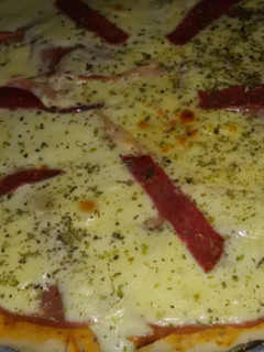 Una foto de Pizza con 🍅tomate y mozzarella🍕🍕