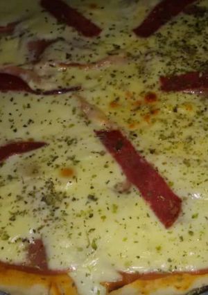 Una foto de Pizza con 🍅tomate y mozzarella🍕🍕