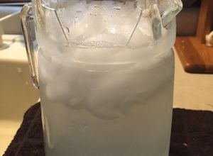 Una foto de Agua de limón