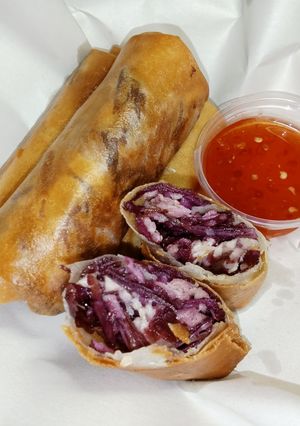 รูปของ ปอเปี๊ยะมันม่วงเผือก | Crispy Purple Sweet Potato and Taro Spring Rolls