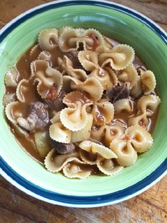 Una foto de Guiso de fideos moñitos