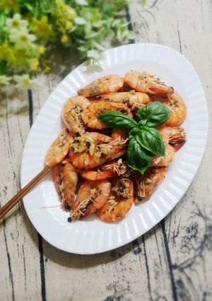 《影音食譜》蒜香奶油胡椒蝦 的食譜成品照片