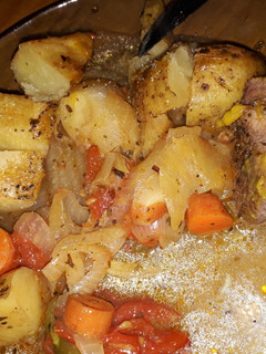Una foto de Carne al horno con vegetales