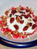 Postre o snack: Granada con yogurt, nuez y arándanos
