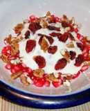 Postre o snack: Granada con yogurt, nuez y arándanos