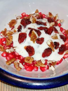 Una foto de Postre o snack: Granada con yogurt, nuez y arándanos