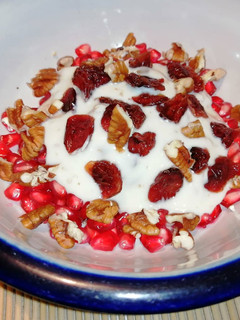 Una foto de Postre o snack: Granada con yogurt, nuez y arándanos