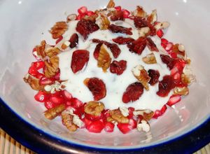 Una foto de Postre o snack: Granada con yogurt, nuez y arándanos
