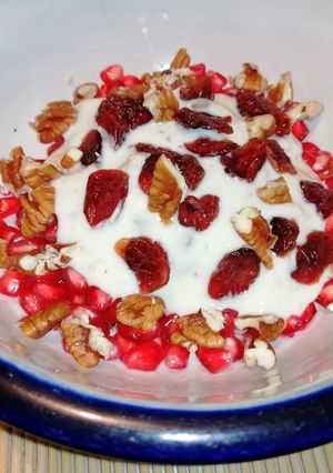 Una foto de Postre o snack: Granada con yogurt, nuez y arándanos