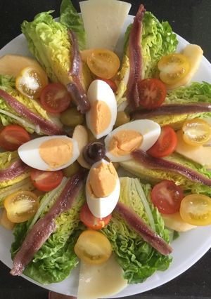 Foto principal de Ensalada de cogollos de Tudela con anchoas y 🍎 manzana