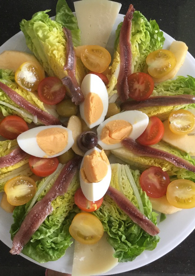 Una foto de Ensalada de cogollos de Tudela con anchoas y 🍎 manzana