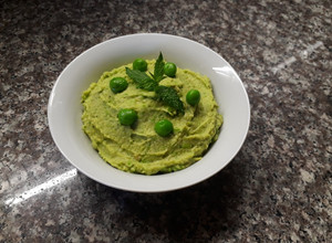 Una foto de Hummus de arvejas y castañas