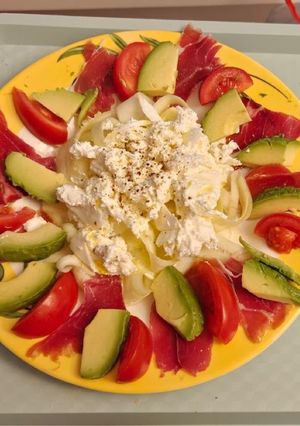 Una foto de Ensalada de Tiras de Calabacín con Jamón y Burrata