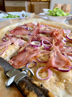 Pizza mit Creme Fraiche, Speck und roten Zwiebeln Rezepthauptbild