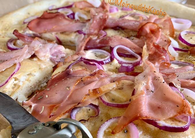Pizza mit Creme Fraiche, Speck und roten Zwiebeln Rezept von ...