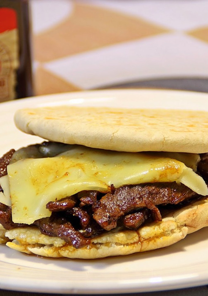 Una foto de Bocadillo de ternera barbacoa