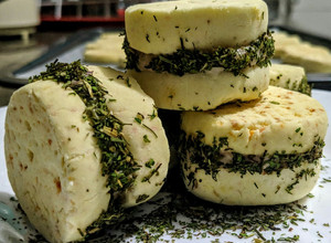 Una foto de ALFAJORES Salados,  rellenos con Atún y Mayonesa...!😍