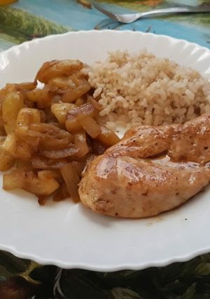 Una foto de Pollo con tapin y arroz integral