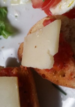 Une photo de Toast tomate et fromage